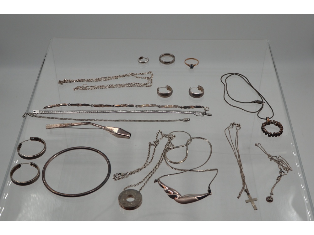 Kultakoruja 8,14G/18k ja 1,5G/14k, hopeakoruja74,58G