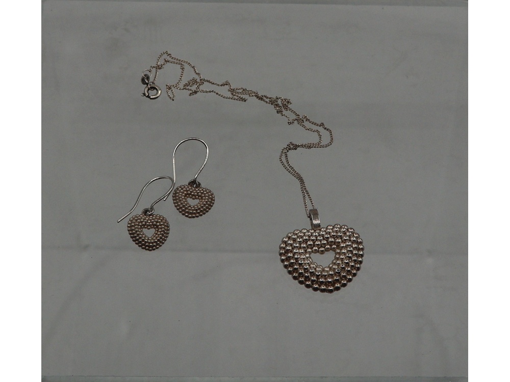 Kalevala lähellä korvakorut ja sydänriipus ketjulla