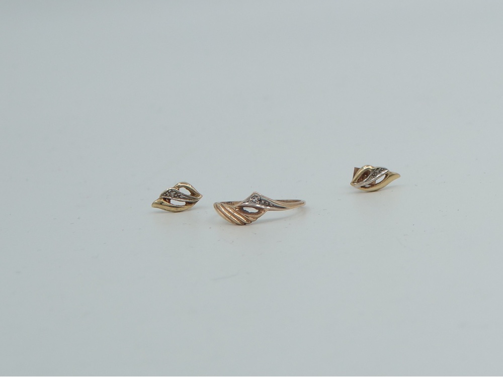 Korvakorut ja sormus. Toinen korvakorun lukko puuttuu. sormus koko 14, 2,61g/14k