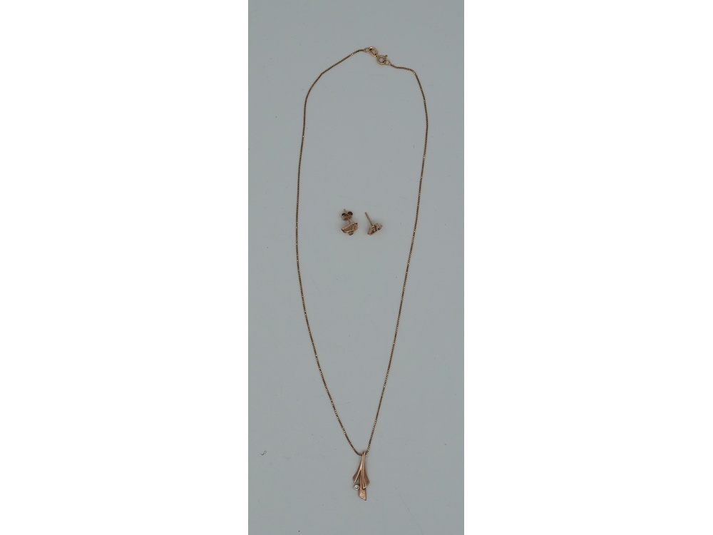 Kaulakoru ja korvakorut 3,70g/14k. Toinen lukko ei kultaa.