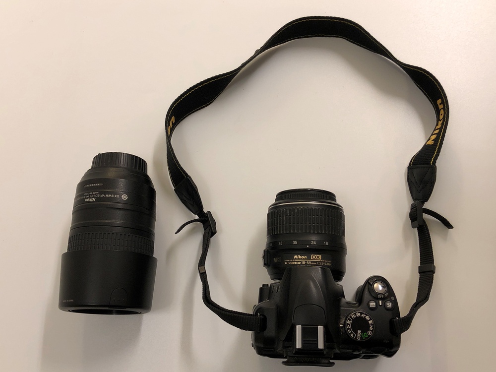 Kamera Nikon D3000, 18-55 Afs Nikkor 1:3,5-5,6G VR (kolhu) ja  55-300Afs Nikkor 1:4,5-5,6 GED, ei laturia, ei testattu