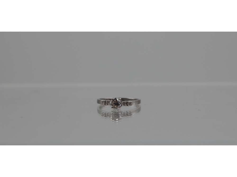 sormus valkokultaa, 1+4 timanttia, koko 18, ei kaiv. 2,29g/14k