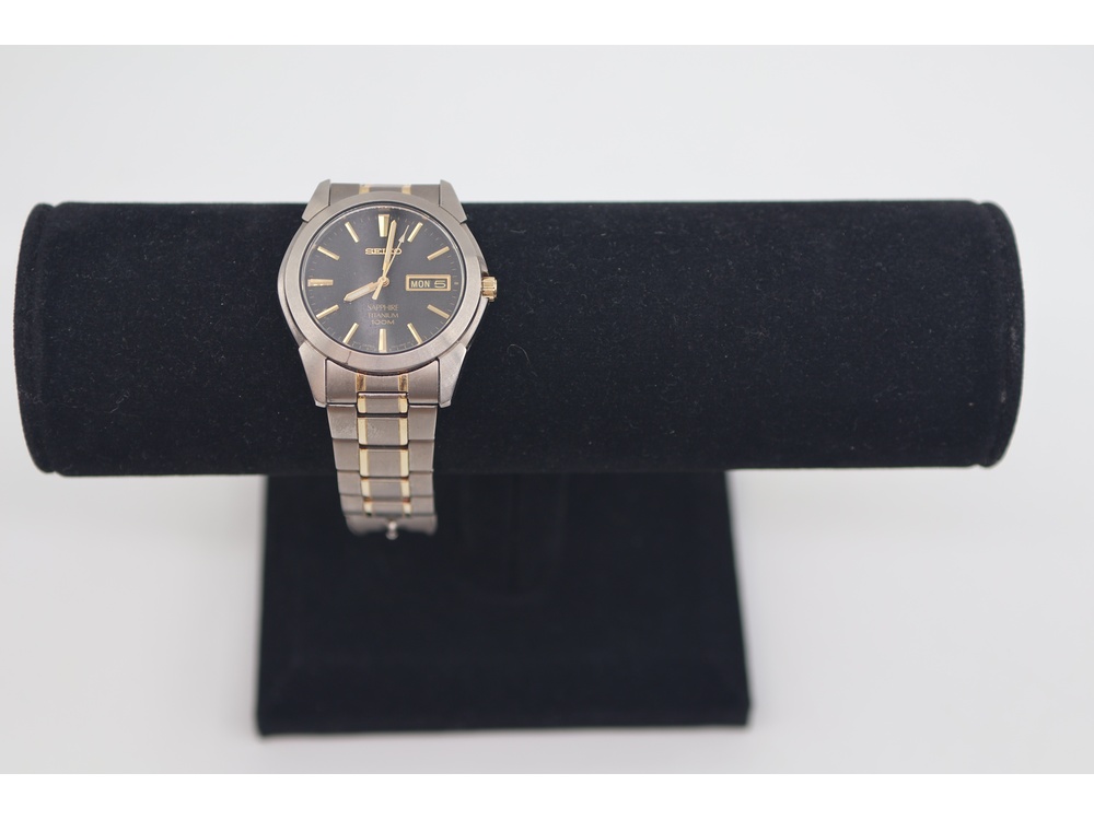 Seiko sapphire titanium rannekello. Water resistance 10 BAR. 5 rannekkeen jatkopalaa.