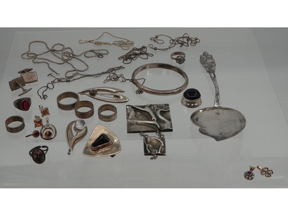 2 Riipusta  br.1,83g/14 ja sekalaista hopeaa, osa rikki br.163,31g