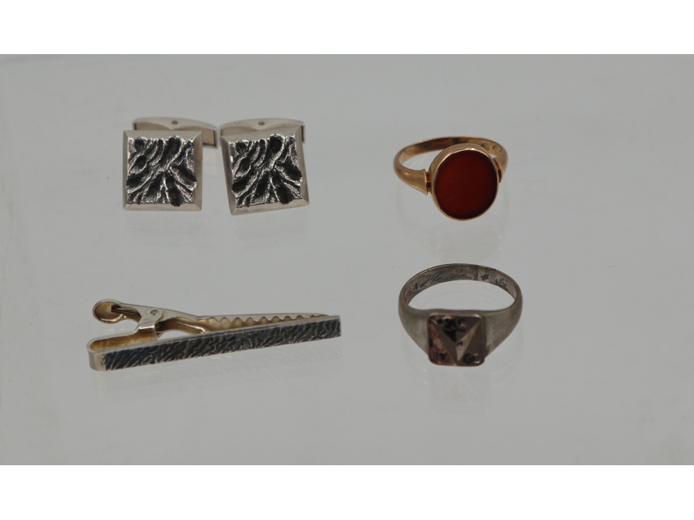 Sormus kivellä 4,81 g/18K ja hopeiset sormus, solmioneula ja kalvosinnapit 20,04G