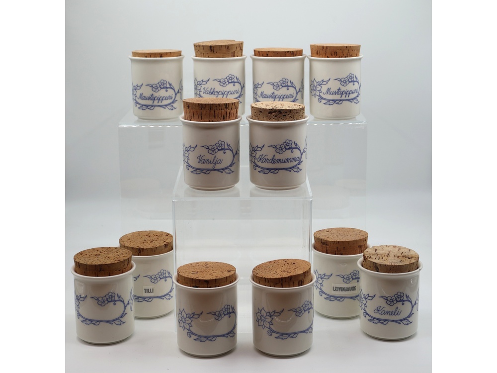 R. Uosikkinen Sininen keittiö -sarja, 12 maustepurkkia Arabia. Yhdessä lohkeama, vain nouto