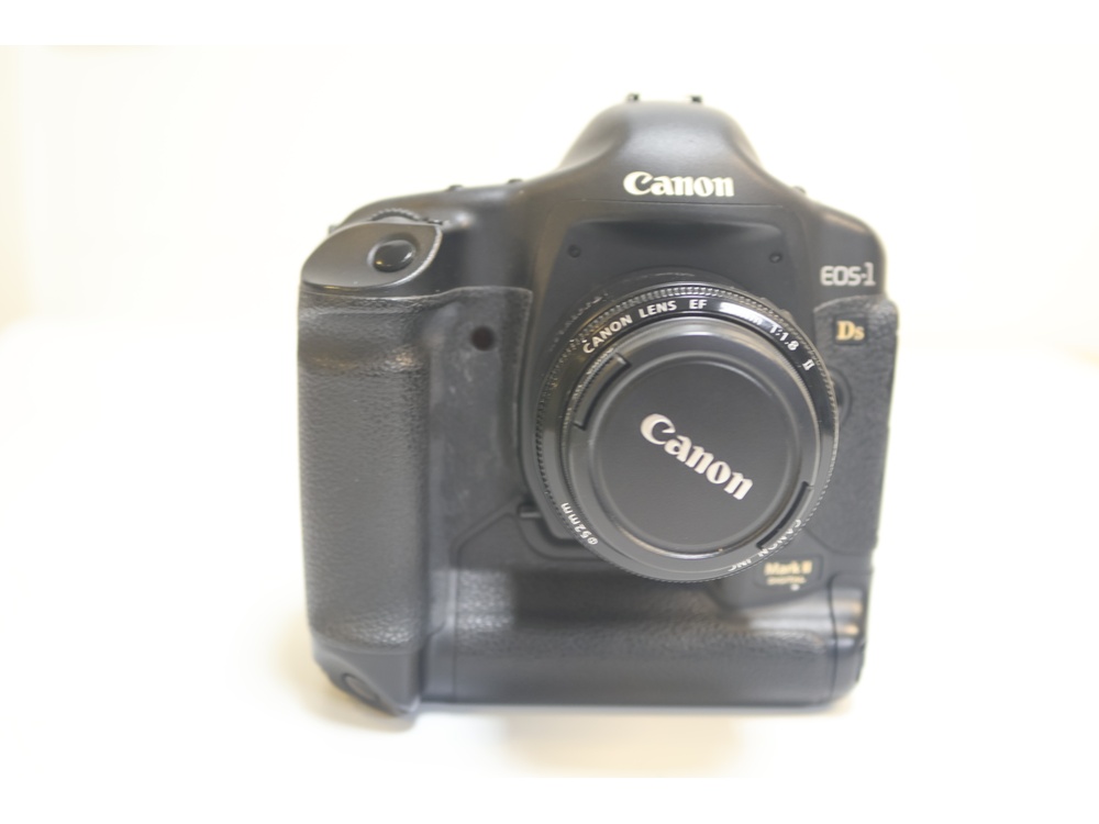 Kamera Canon EOS1 DS MARKII , Objekti Canon EF 50mm 1,8II, akku ja laturi